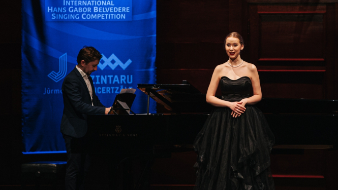 Dziedātāja uz skatuves