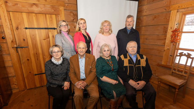Pasākumā Jūrmalas Brīvdabas muzejā kopā pulcējās Ilgoņa Bumbura tuvinieki un laikabiedri, kuri dalījās savos atmiņu stāstos un vēsturiskās liecībās