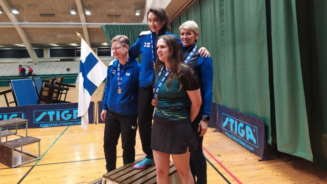 Godalgotās dubultspēļu dāmas, no labās pirmā - Skaidrīte Zāģere