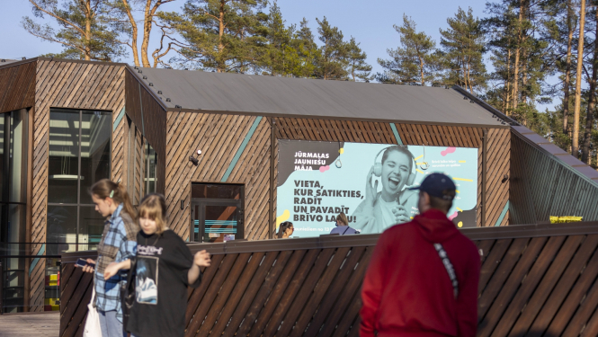 Trīs bērni uz Jauniešu mājas terases