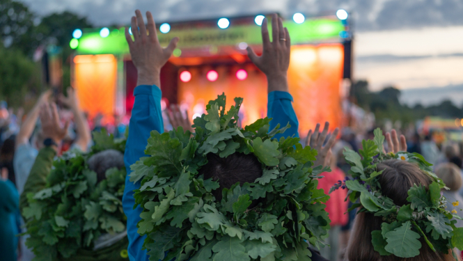 Vīrietis ar ozola vainagu pie skatuves