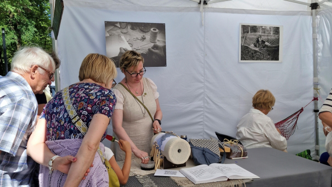 Izstādes teltī rāda, kā knipelēt