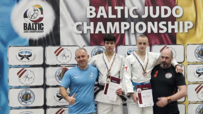 No kreisās treneris Vladislavs Minginovičs, Ēriks Homka, Artēmijs Fadējevs un treneris Vjačeslavs Moisejevs.