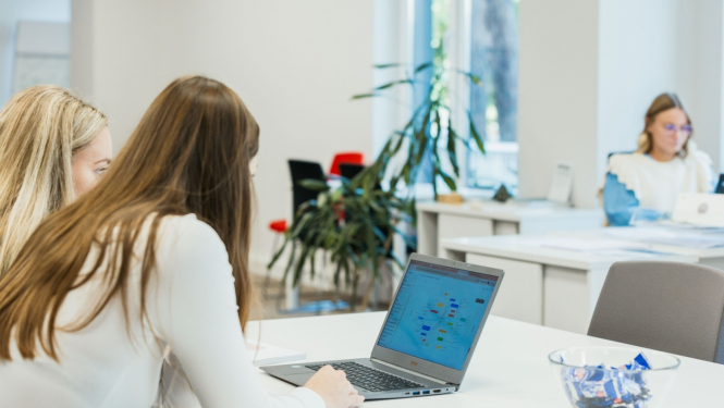 sievietes strādā pie datora