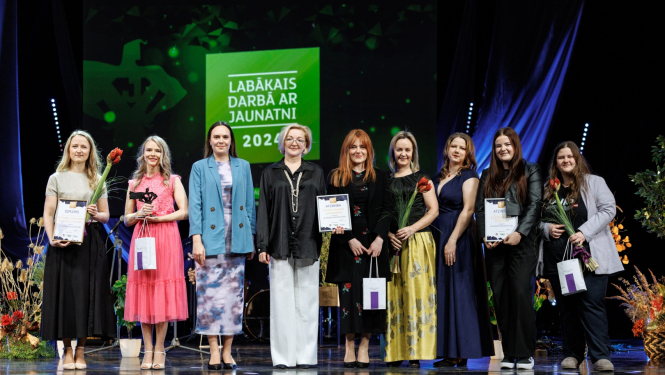 JIC jaunatnes lietu speciāliste Linda Pūdāne un JIC vadītāja Solvita Vigule (pārējie nominācijas "Jauniešiem draudzīga vide2024" kandidāti  - Līvānu novada pašvaldība un biedrības "Laiks jauniešiem" Enerģijas stacija)