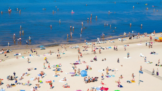 Atpūtnieki Majoru pludmalē