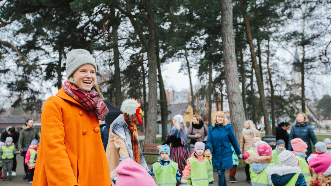 Bērni izklaidējas Jūrmalā