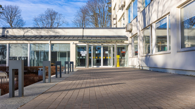 Jūrmalas pašvadības domes ēkas ieeja no ārpuses