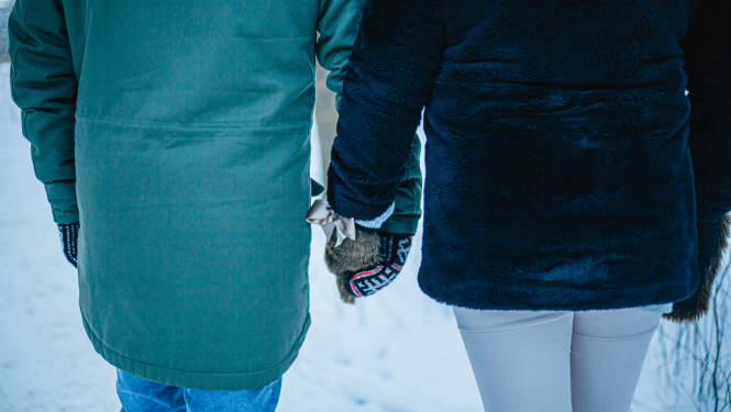 Pāris sadevies rokās