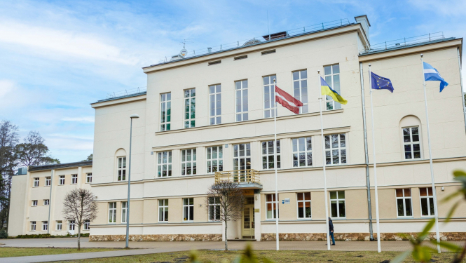 Pumpuru vidusskolas ēka pavasarī