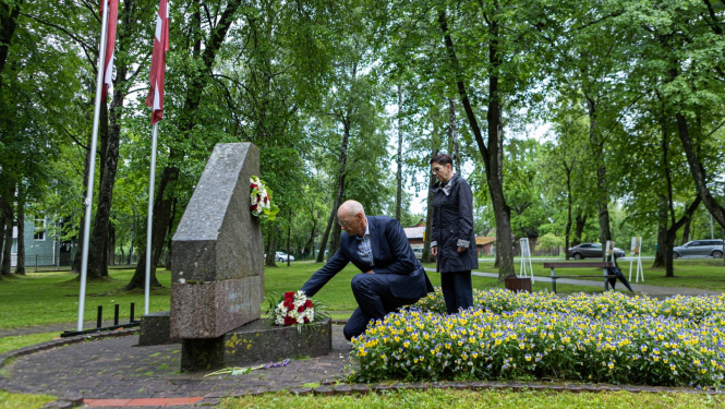 Domes priekšsēdētājs Gatis Truksnis noliek ziedus