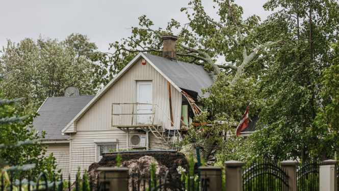 Vētrā bojāta ēka