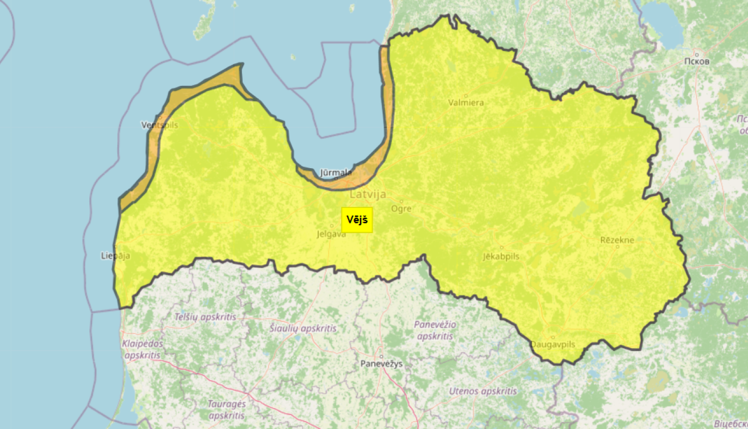 Latvijas karte ar laikapstākļu brīdinājumu par vēju. Lielākā daļa Latvijas teritorijas iekrāsota dzeltenā krāsā, bet piekrastes rajoni, tostarp Jūrmalas apkārtne, izcelti oranžā krāsā, norādot uz paaugstinātas bīstamības vēja brāzmām.