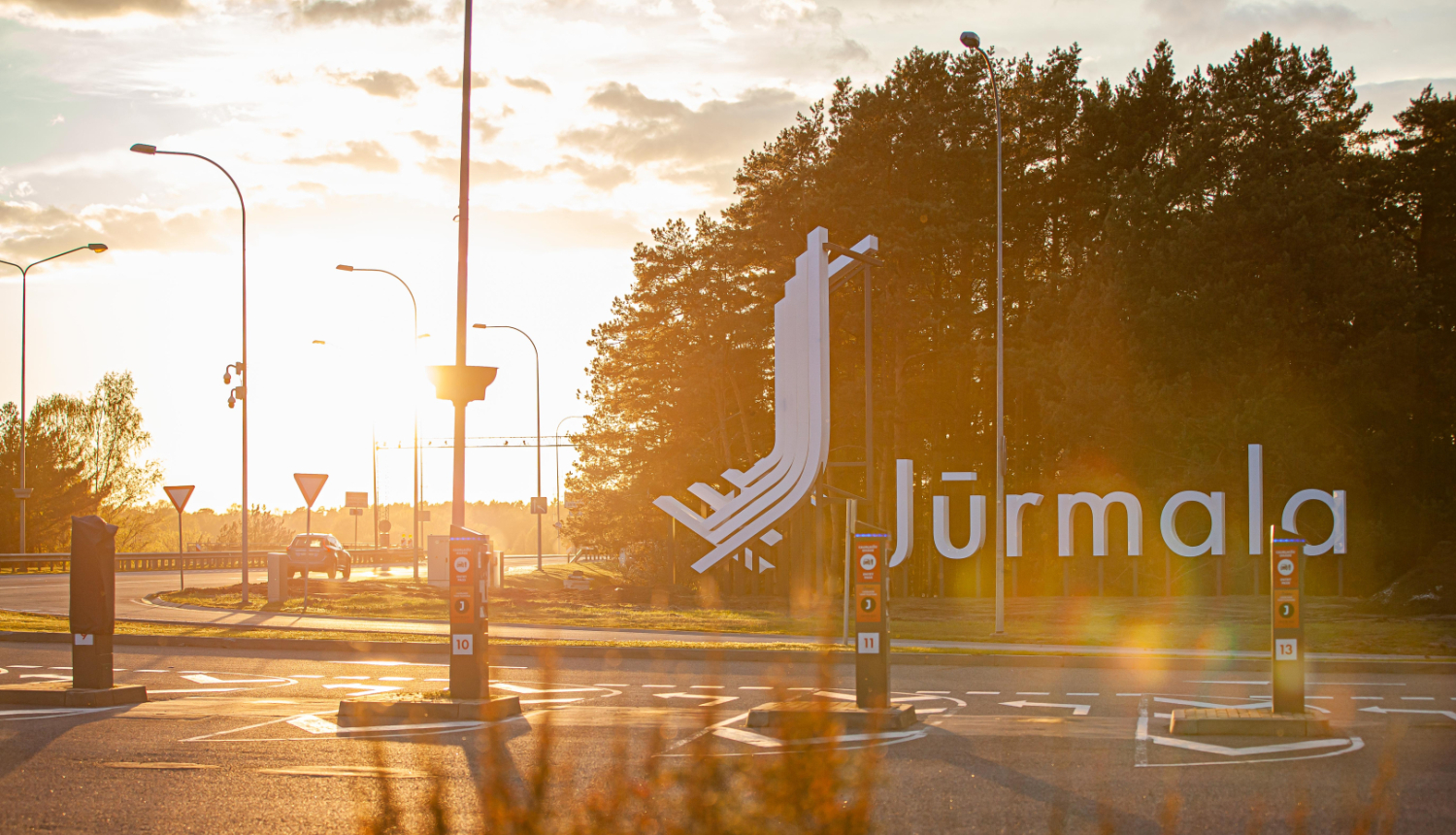 Saulrieta laikā uzņemts attēls pie Jūrmalas pilsētas robežas Latvijā