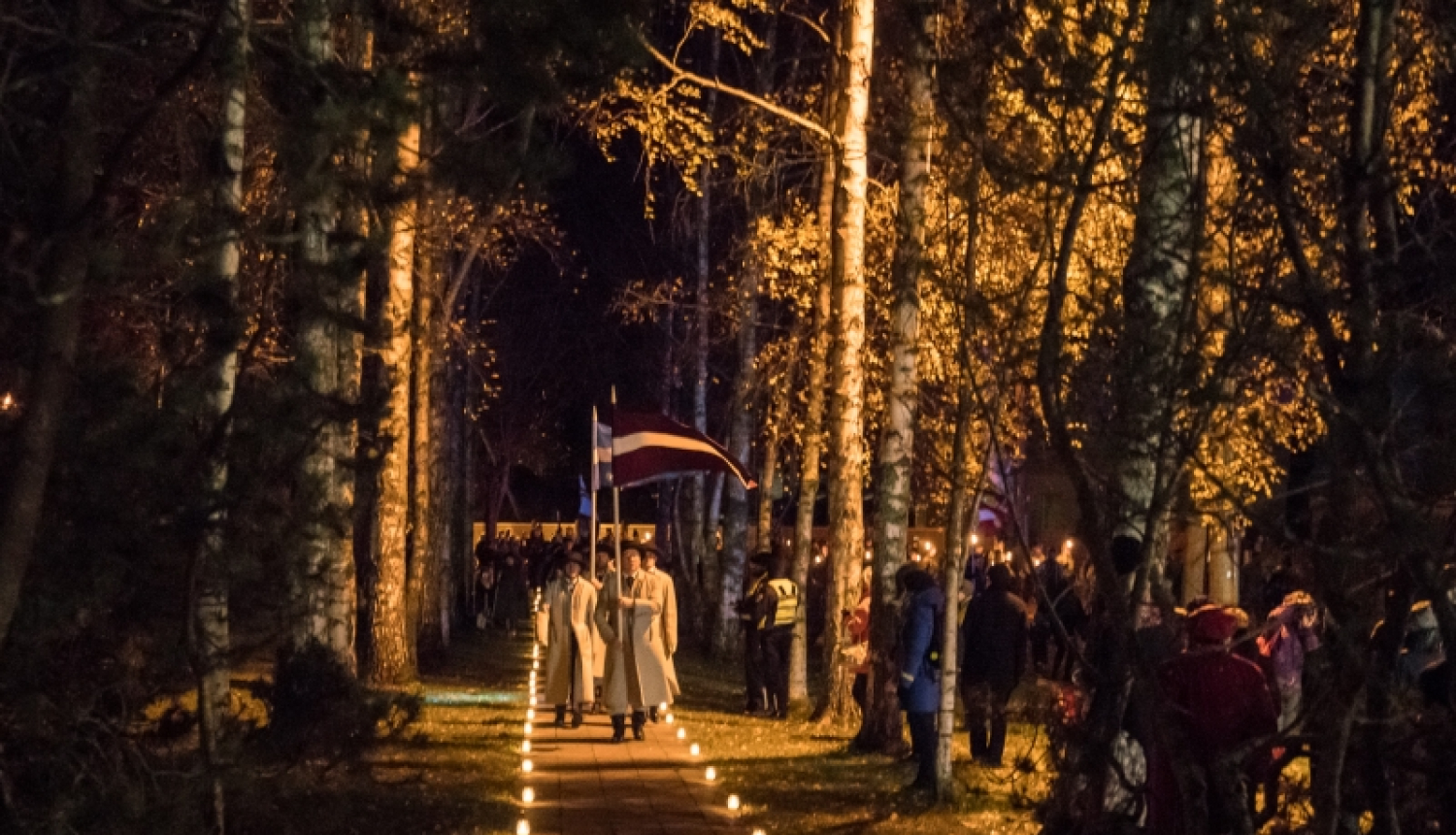 Lāpu gājiens un piemiņas brīdis Lāčplēša dienā Jūrmalā