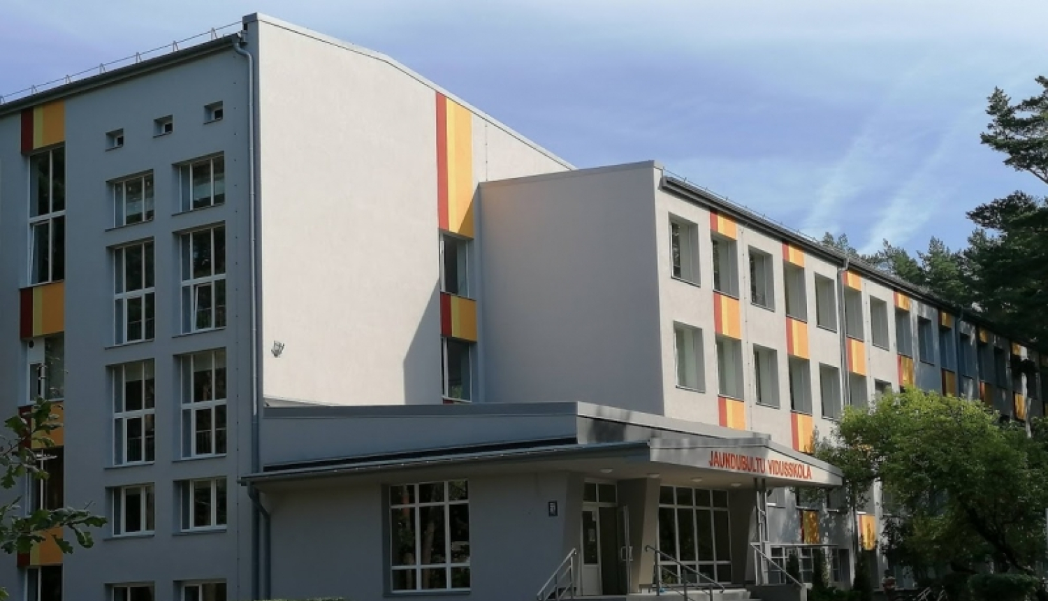 Īstenoti būvdarbi energoefektivitātes paaugstināšanai Jaundubultu vidusskolas un autoskolas ēkās