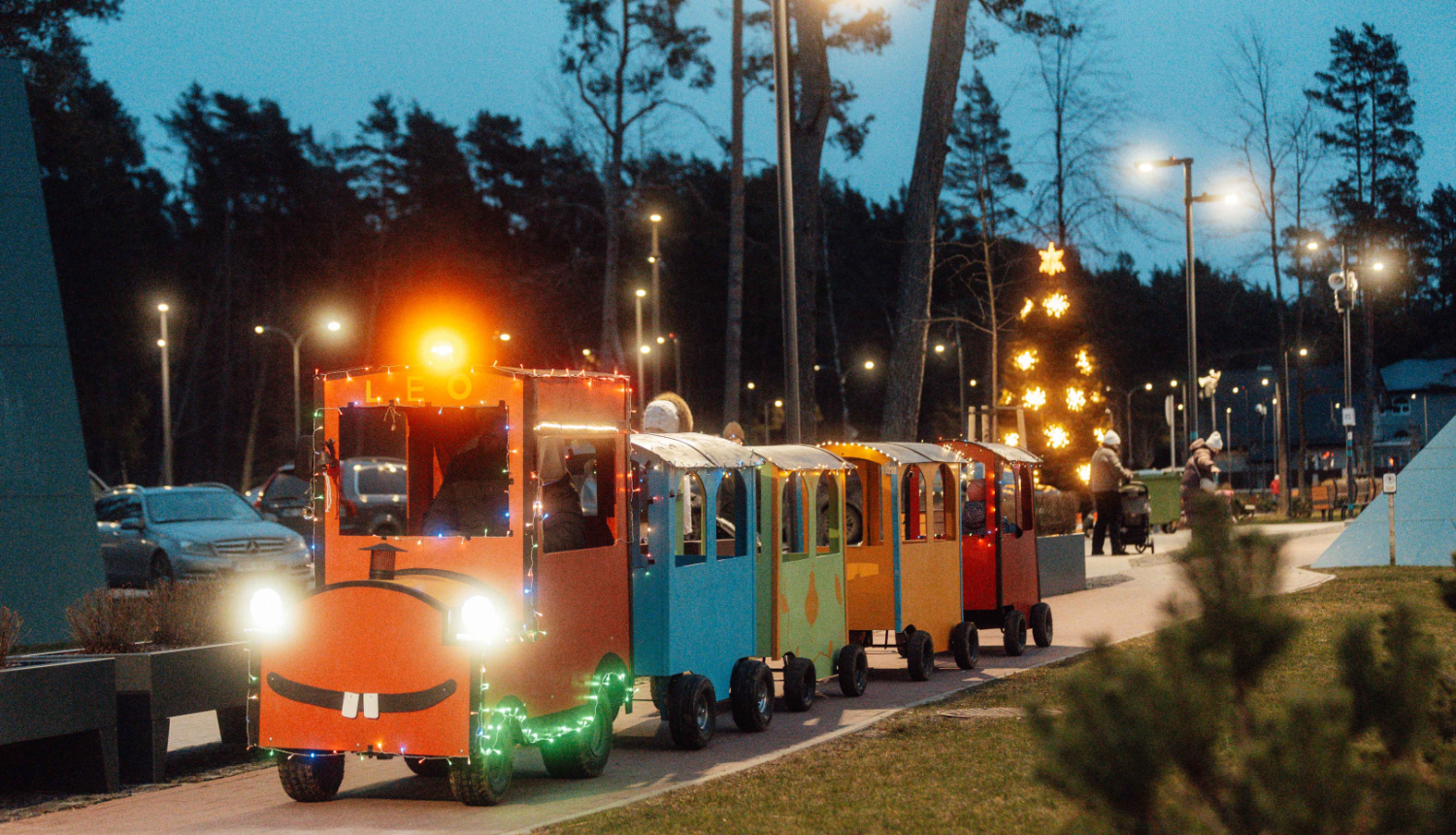 Izgaismots mazs braucošs vilcieniņš Kauguru parkā