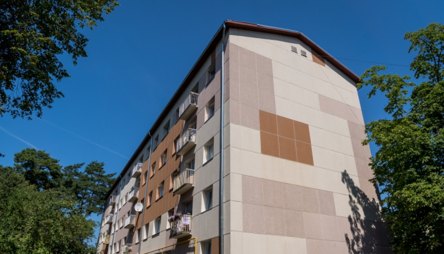 Daudzdzīvokļu ēku atjaunošana pilsētā