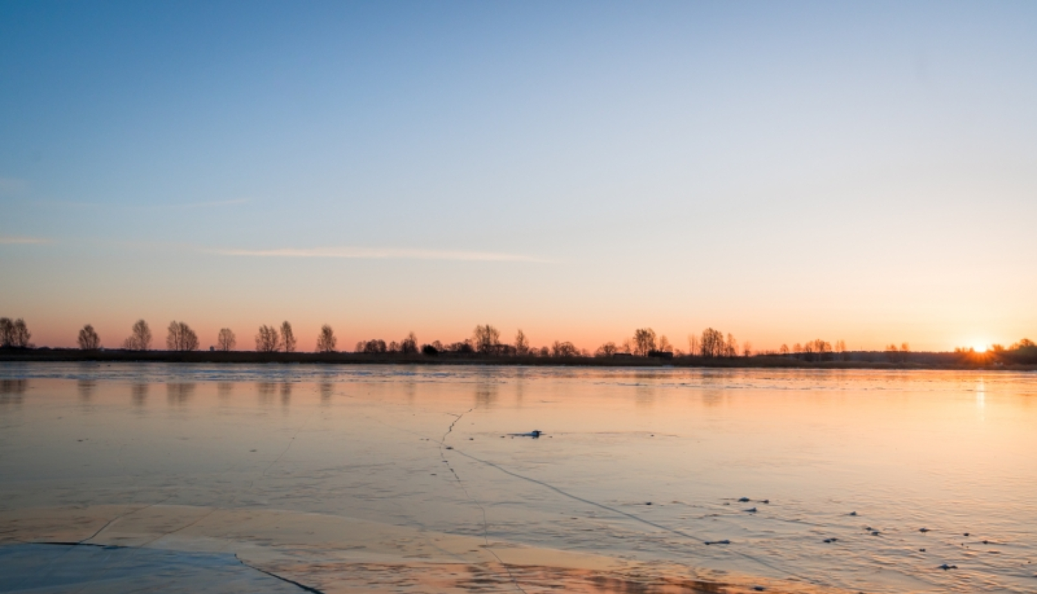 Aizliegts atrasties uz ūdenstilpju ledus