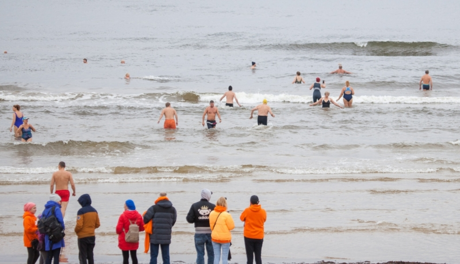Ziemas peldētājiem pieejamas pārģērbšanās kabīnes