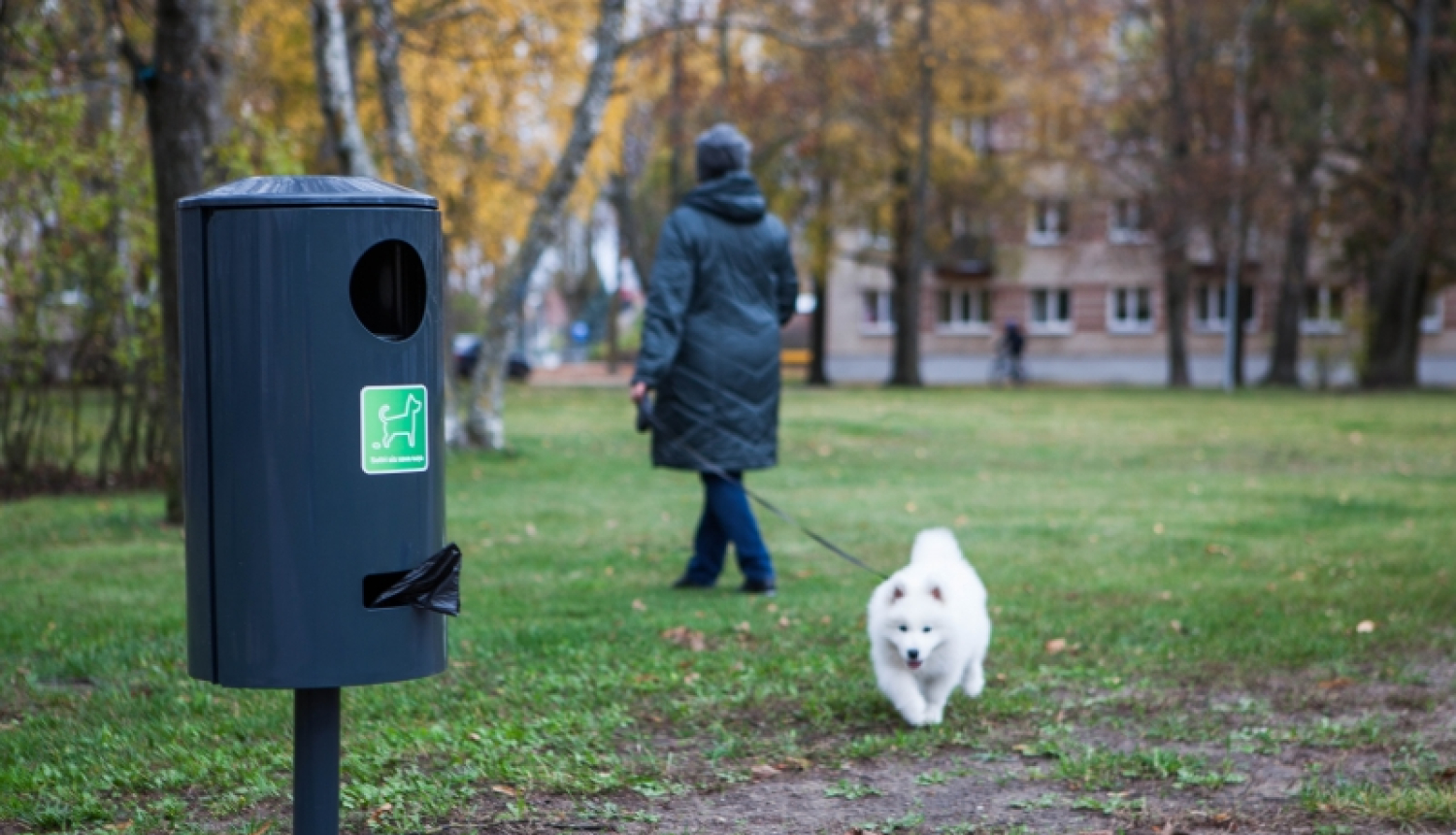 Tīrākai pilsētas videi – urnas suņu atkritumiem