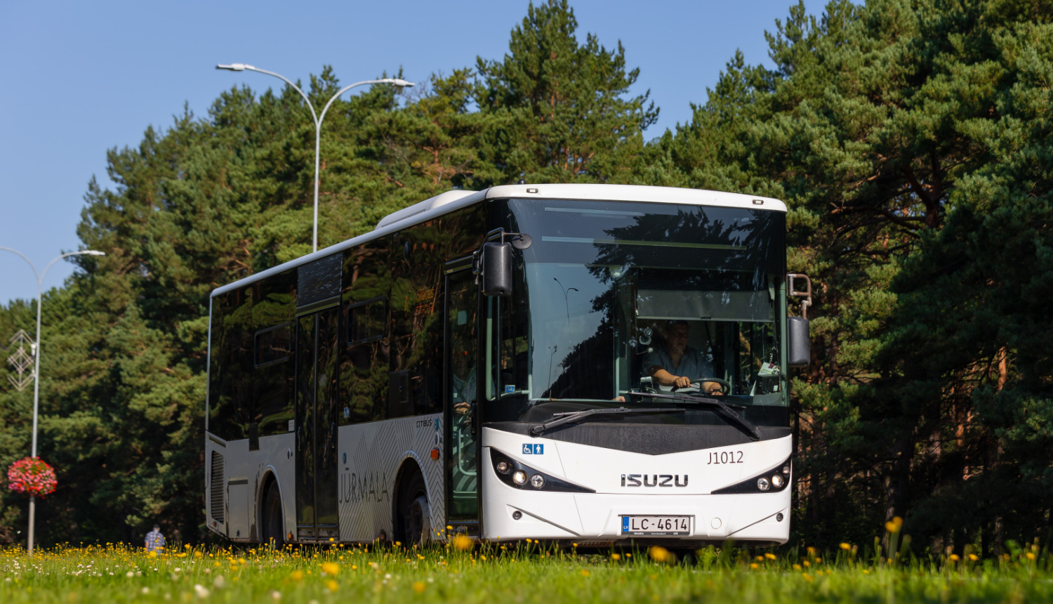 Autobuss pārvietojas pa Jūrmalas ielu