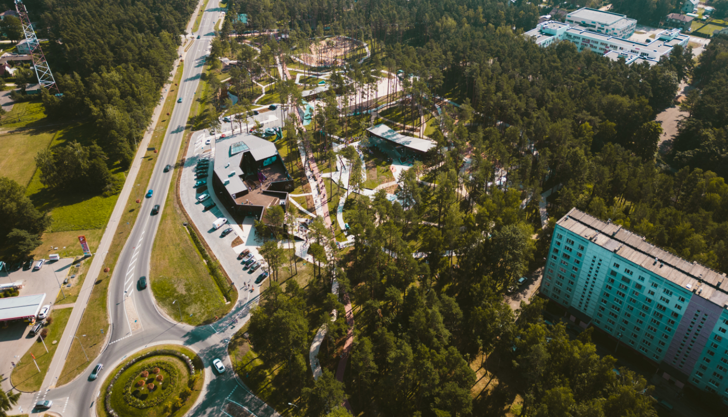 drona skats uz Jūrmalas Kauguru parku