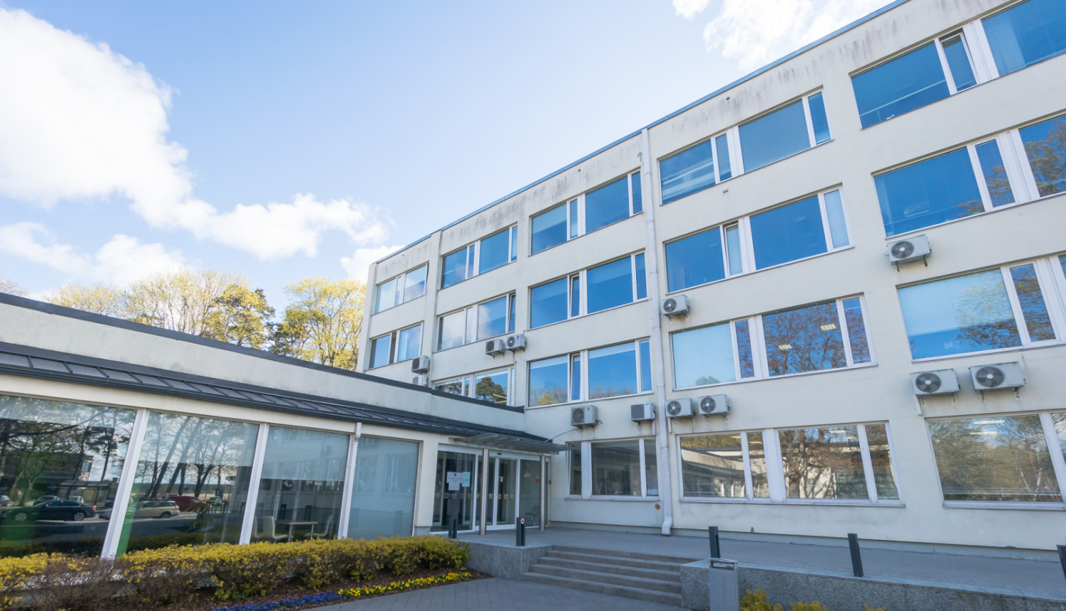 Jūrmalas domes ēka no ārpuses pavasarī, redzama ieeja