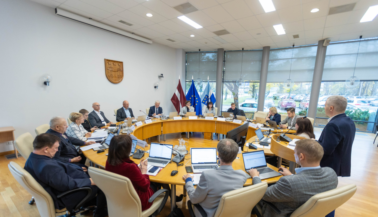 Jūrmalas domes sēde ar deputātiem pie apaļa galda