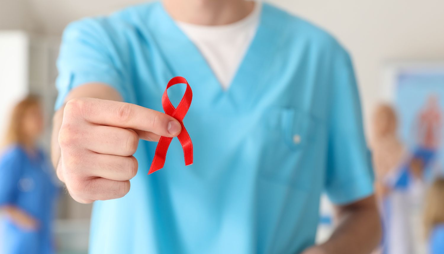 HIV zīmīti vīrietis tur savās rokās