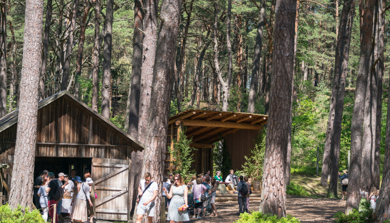 koka ēkas brīvdabas muzejā, kuru apmeklē cilvēki