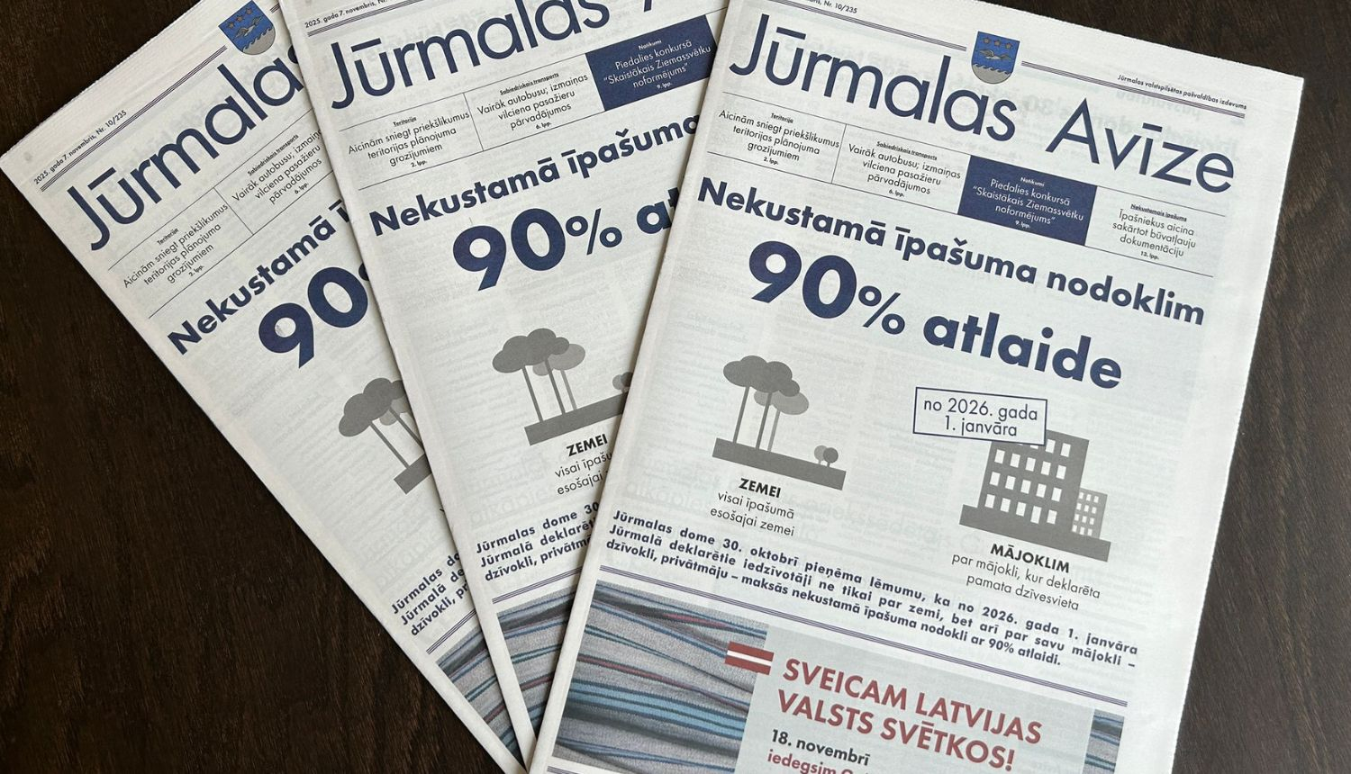 Uz galda stāv trīs Jūrmalas avīzes