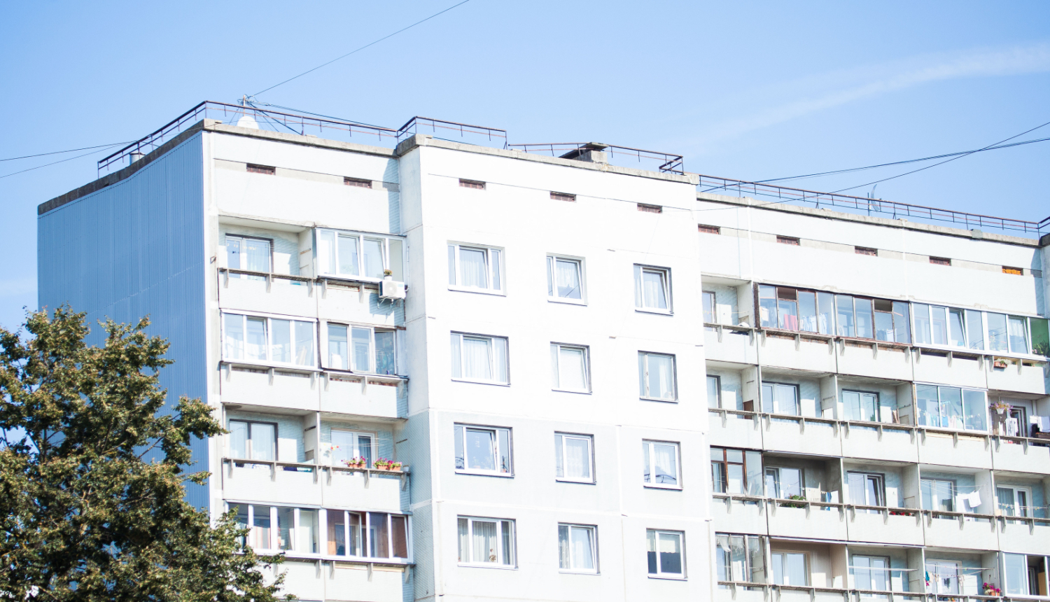 Kauguru ēkas no ārpuses