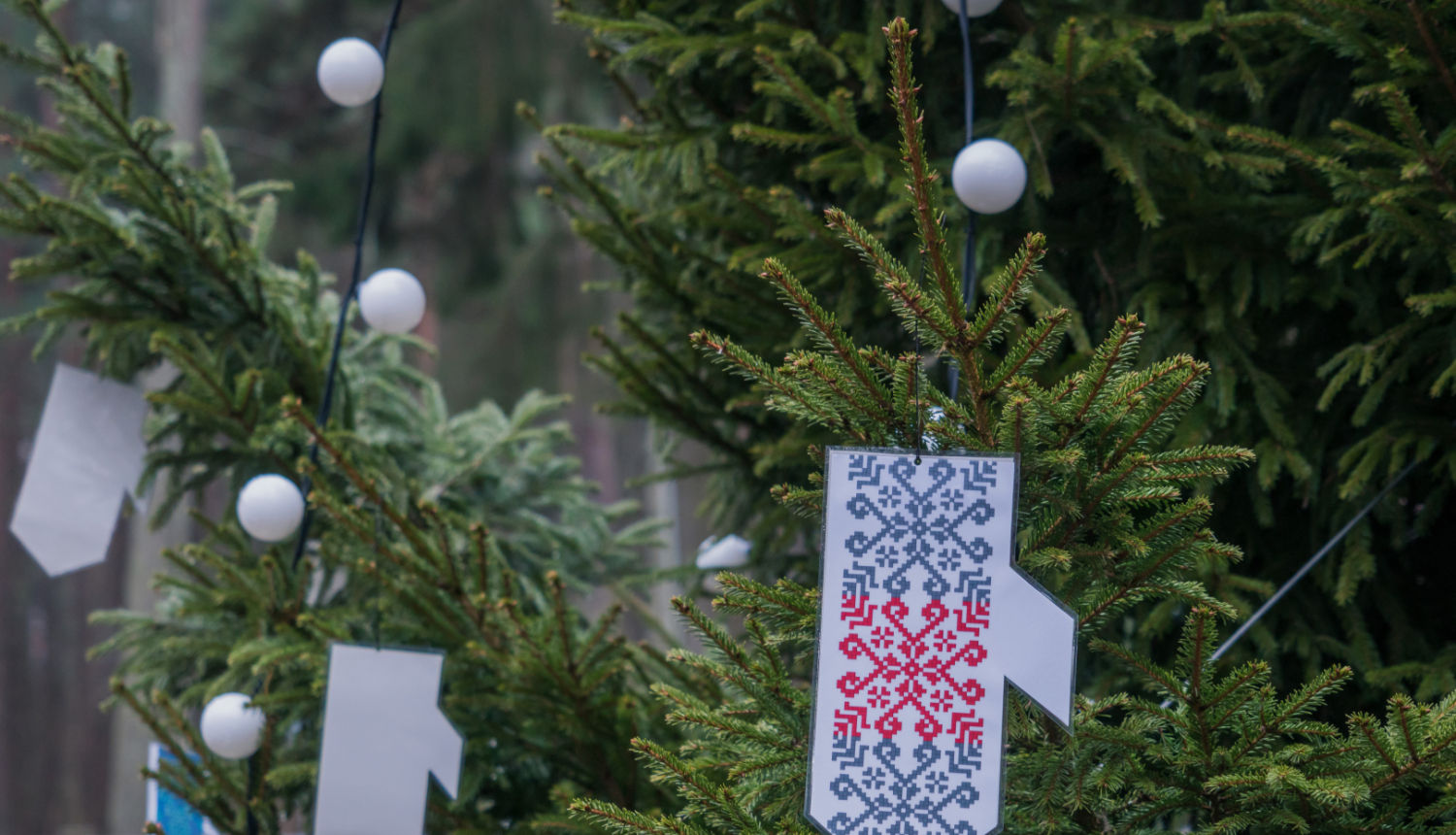 Ziemassvētku egle ar rotājumiem pie Mākslas skolas