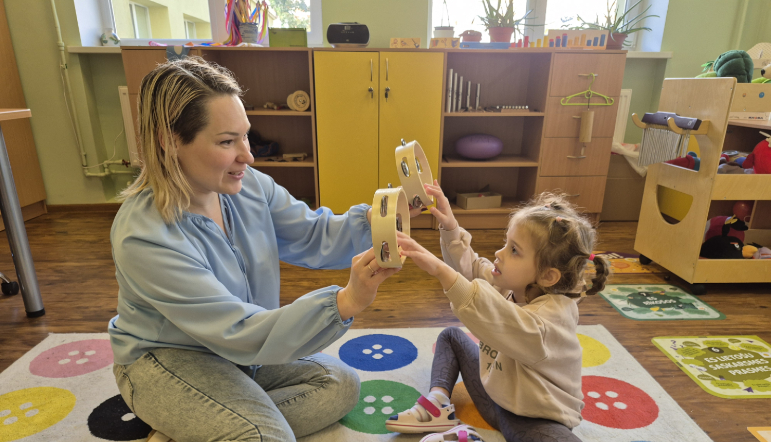Nodarbība ar mazu meiteni mūzikas terapeites Ievas Zariņas vadībā