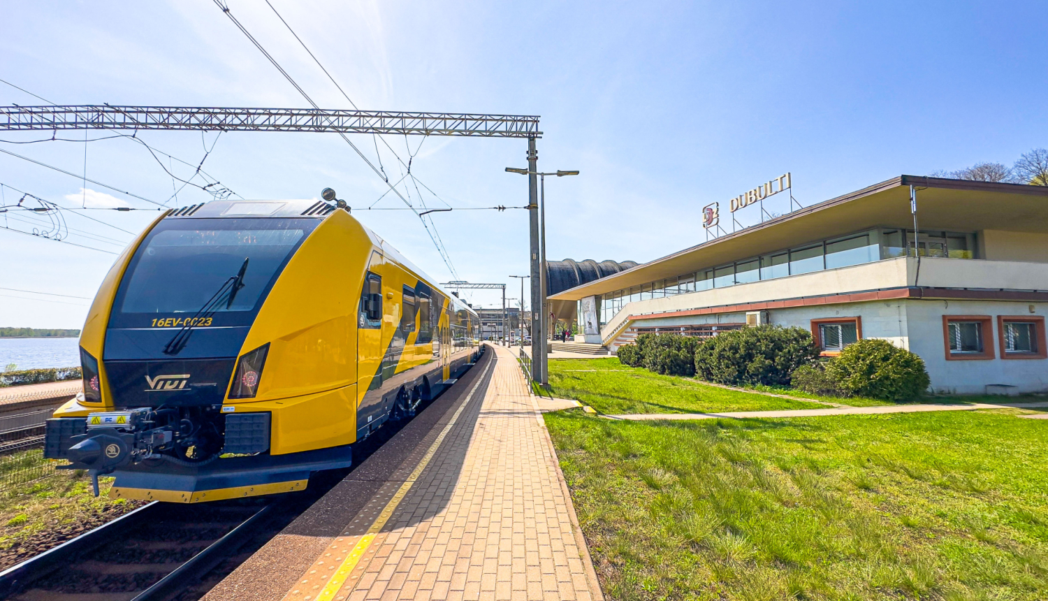 Vilciens stāv Dubultu dzelzceļa stacijā