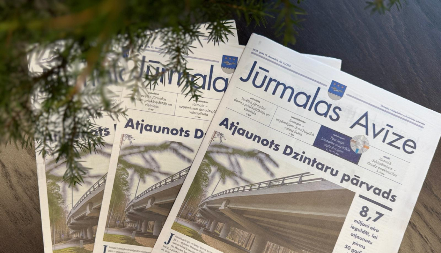 Jūrmalas avīzes stāv uz galda