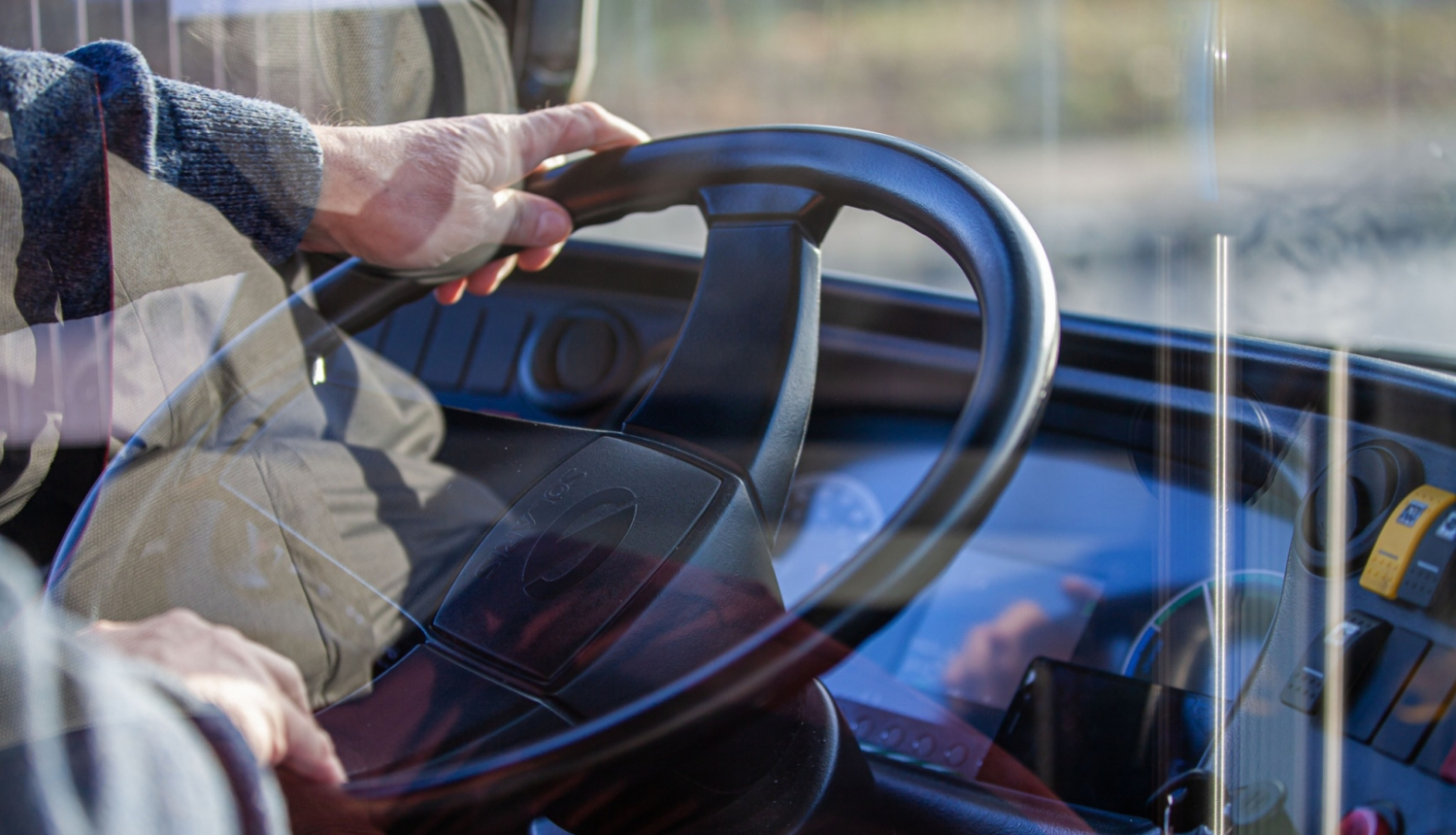 Autobusa šofera rokas