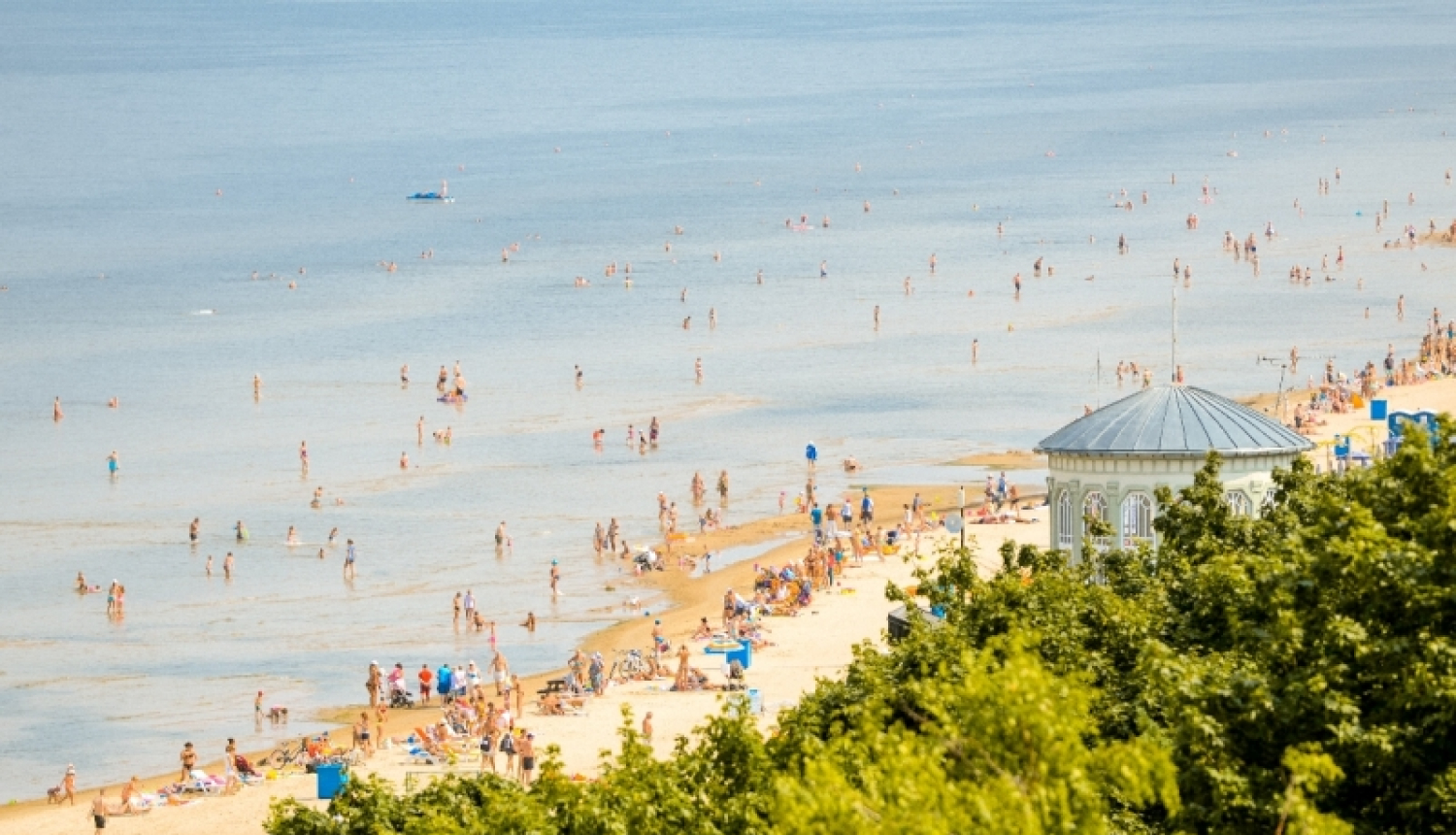 Jūrmalas pludmales iekārtotas vasarai; šogad kūrortpilsētā par diviem Zilajiem karogiem vairāk