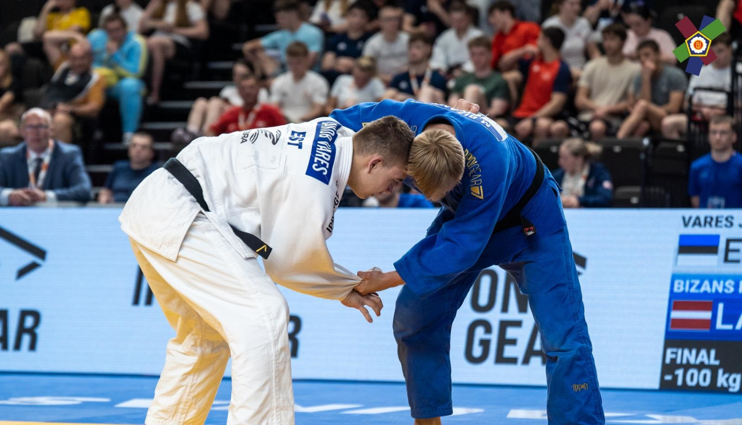 Maksims Bižāns (zilajā kostīmā) 