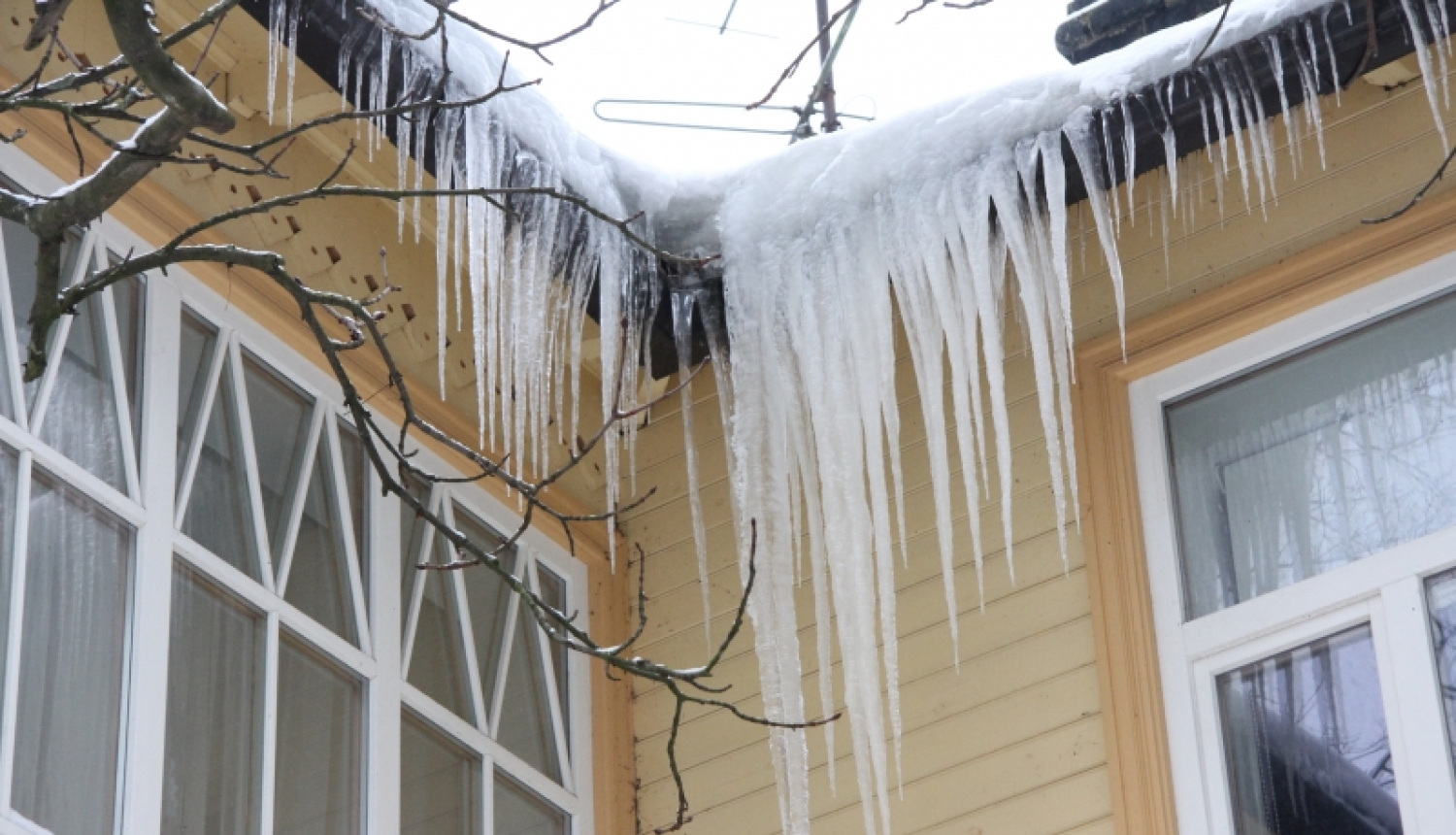 Par ietvju un jumtu tīrīšanu ziemā