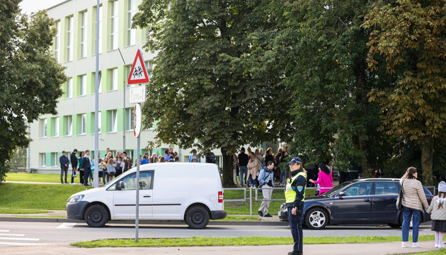 policists pie Kauguru vidusskolas