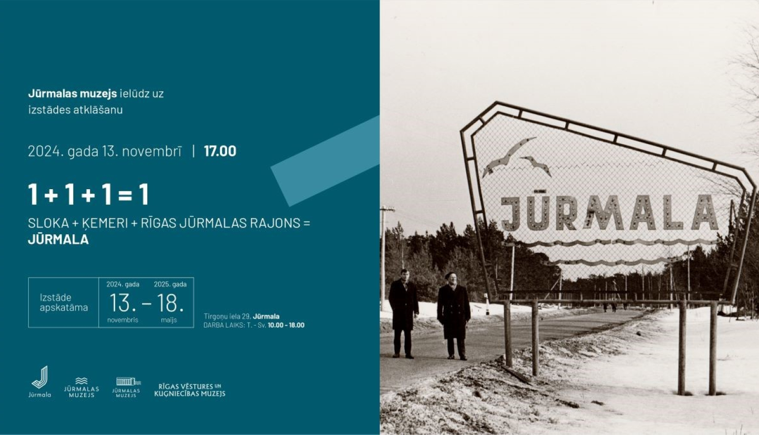 Attēls ir sadalīts divās daļās. Kreisajā pusē – informatīvs plakāts tumši zilā tonī ar baltiem burtiem, kas vēsta par Jūrmalas muzeja rīkoto izstādi "1+1+1=1", kas veltīta Slokas, Ķemeru un Rīgas Jūrmalas rajona apvienošanai Jūrmalas pilsētā. Atklāšana notiks 2024. gada 13. novembrī plkst. 17.00, izstāde būs apskatāma līdz 2025. gada 18. maijam Jūrmalas muzejā, Tīklu ielā 29. Apakšā redzami muzeju un pašvaldības logotipi.  Labajā pusē – melnbalta vēsturiska fotogrāfija, kurā redzama ceļazīme ar uzrakstu "Jū