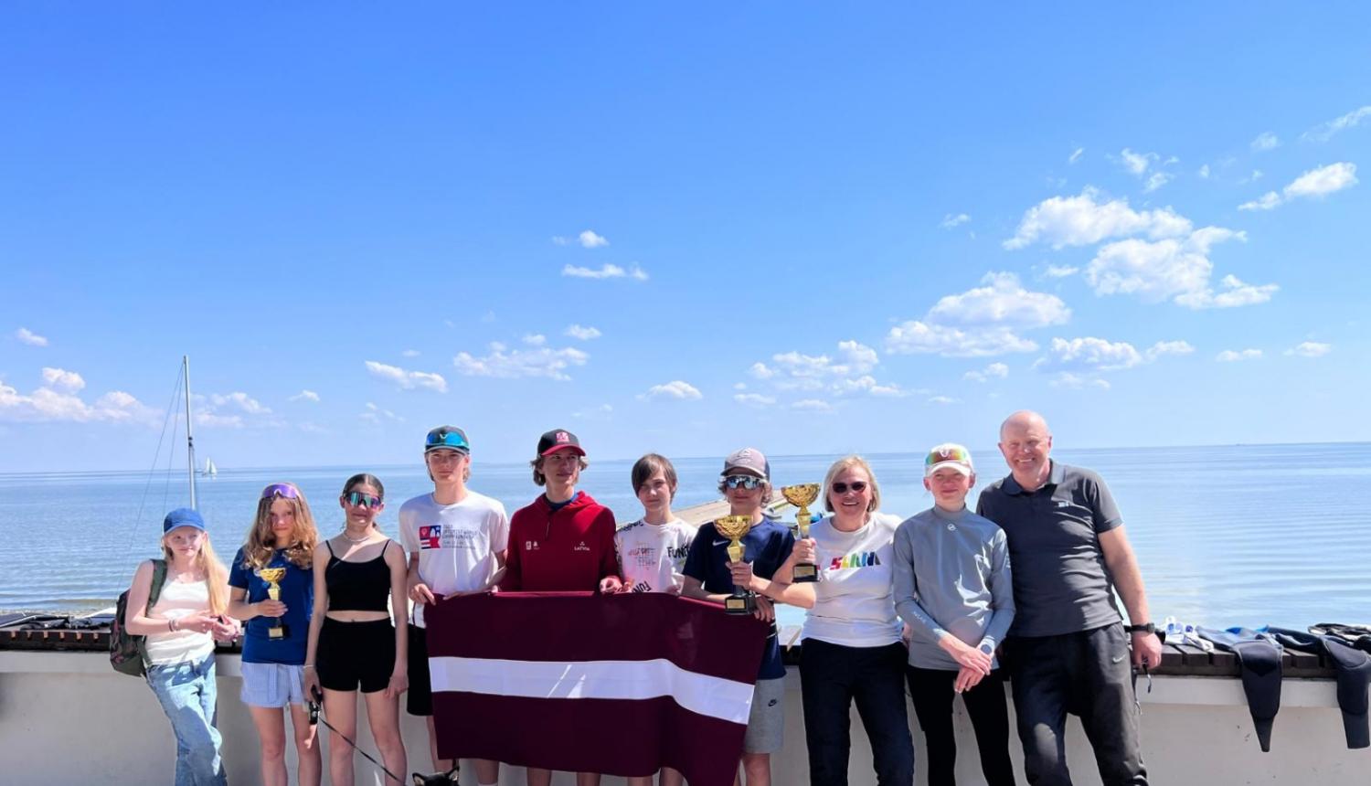 Foto: Jauniešu burāšanas kluba “Jūrmala” burātāji Lietuvā - Toms Andrejevs, Lauma Riekstiņa, Gustavs Plato, Ralfs Brencis, Nikola Kamergrauze, Ansis Čodars, Tīna Vēze. Treneri - Juris Ailis un Ināra Aile.