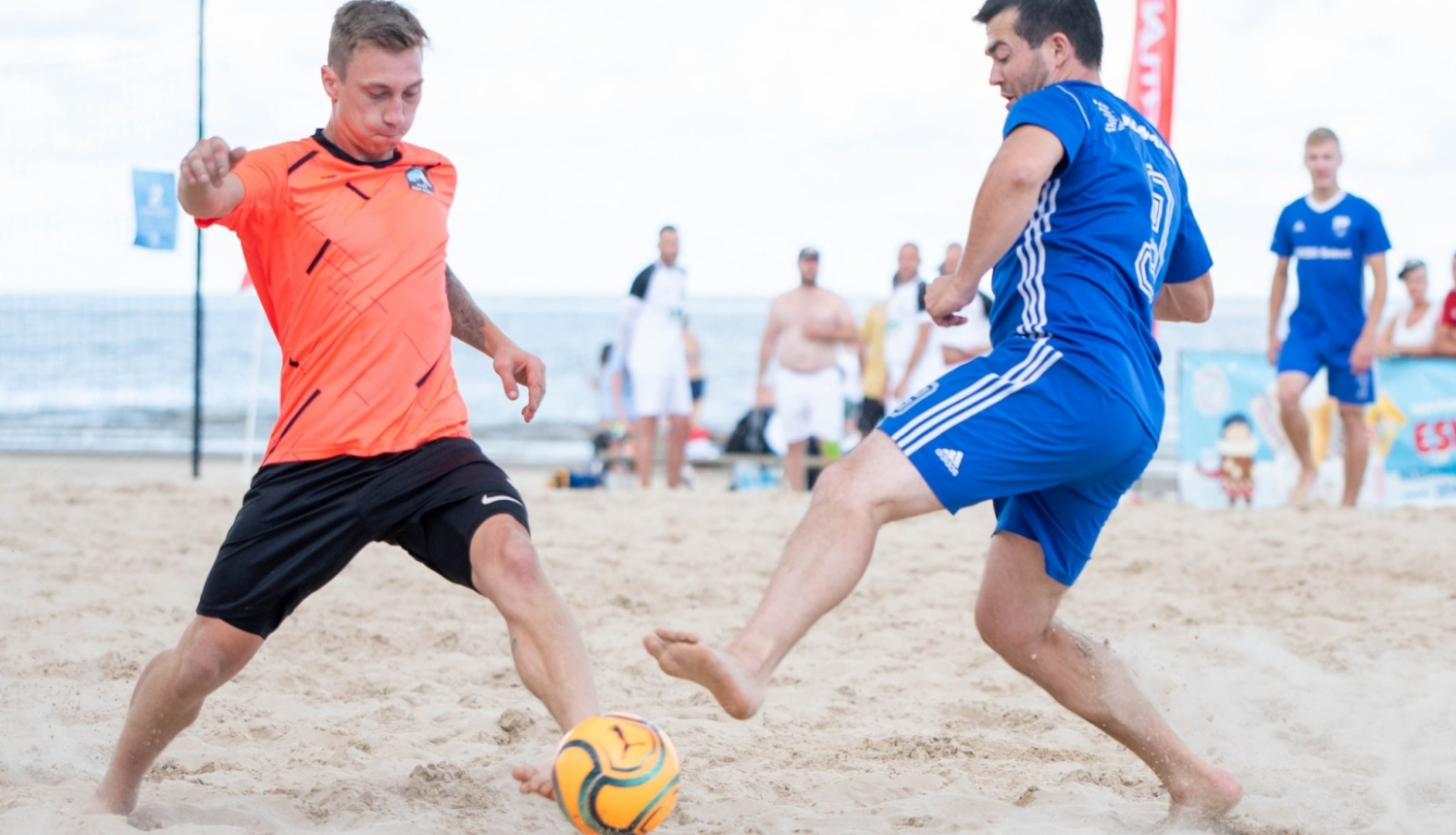 Divi futbolisti piedalās Jūrmalas pludmales kausā futbolā