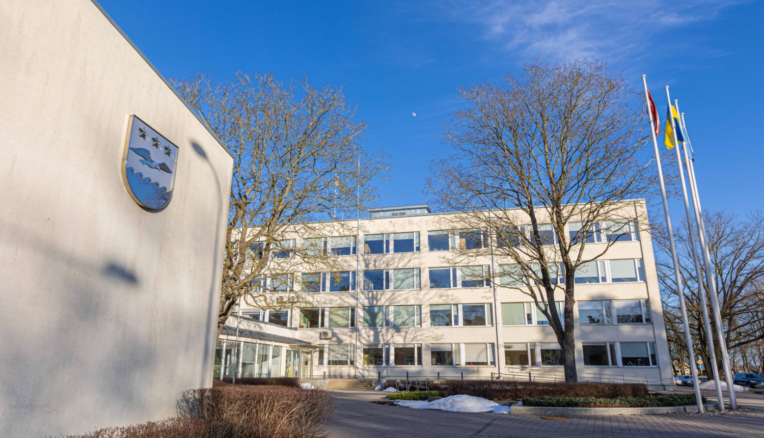 Jūrmalas domes ēka saulainā dienā ziemā