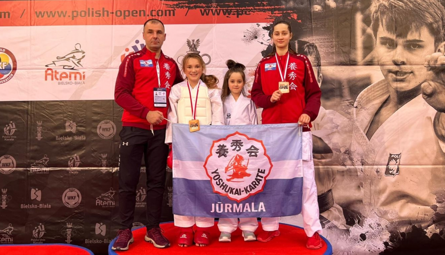 Karatistes uz pjedestāla