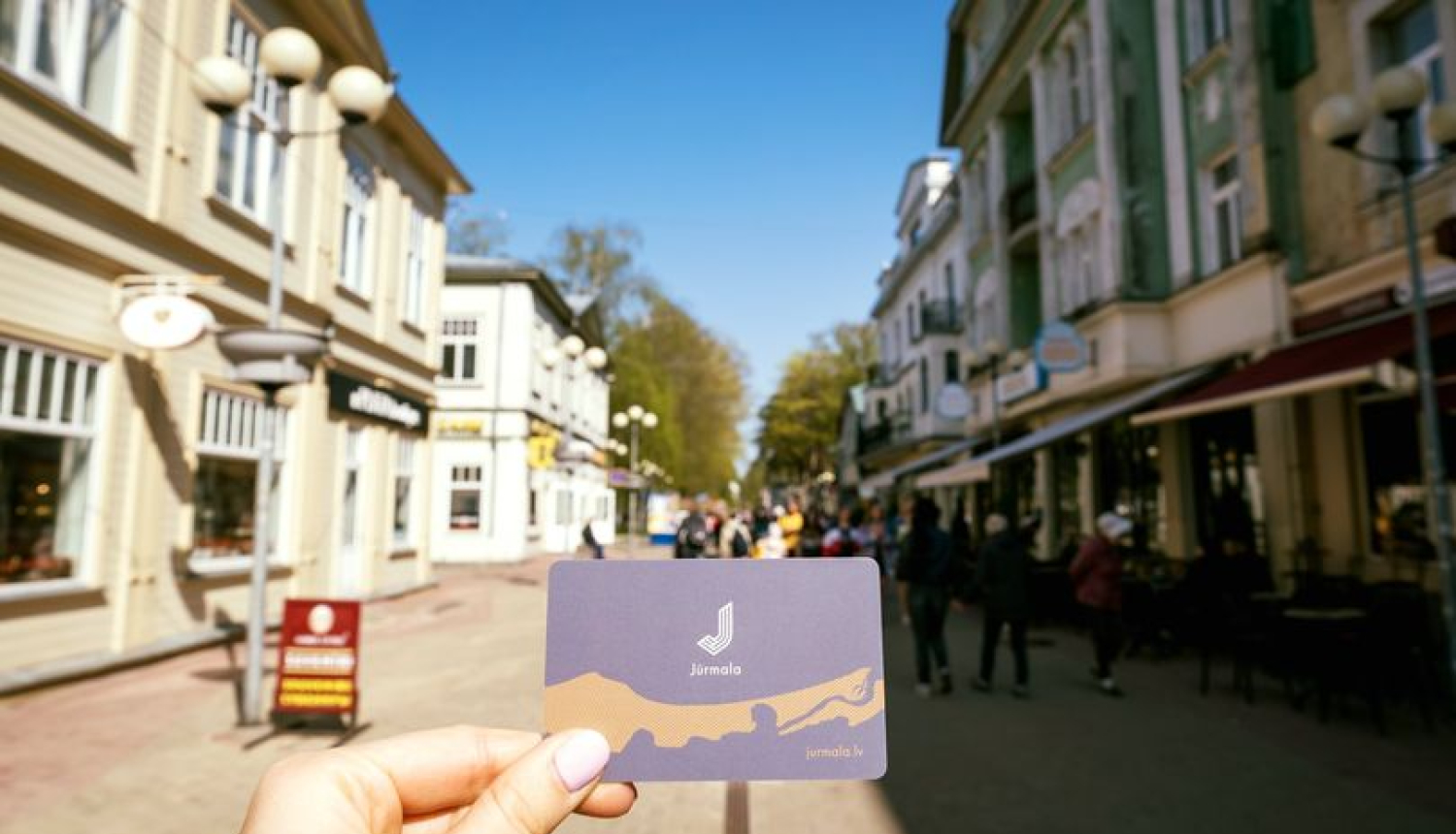 Jūrmalnieka karte ar Jomas ielu fonā