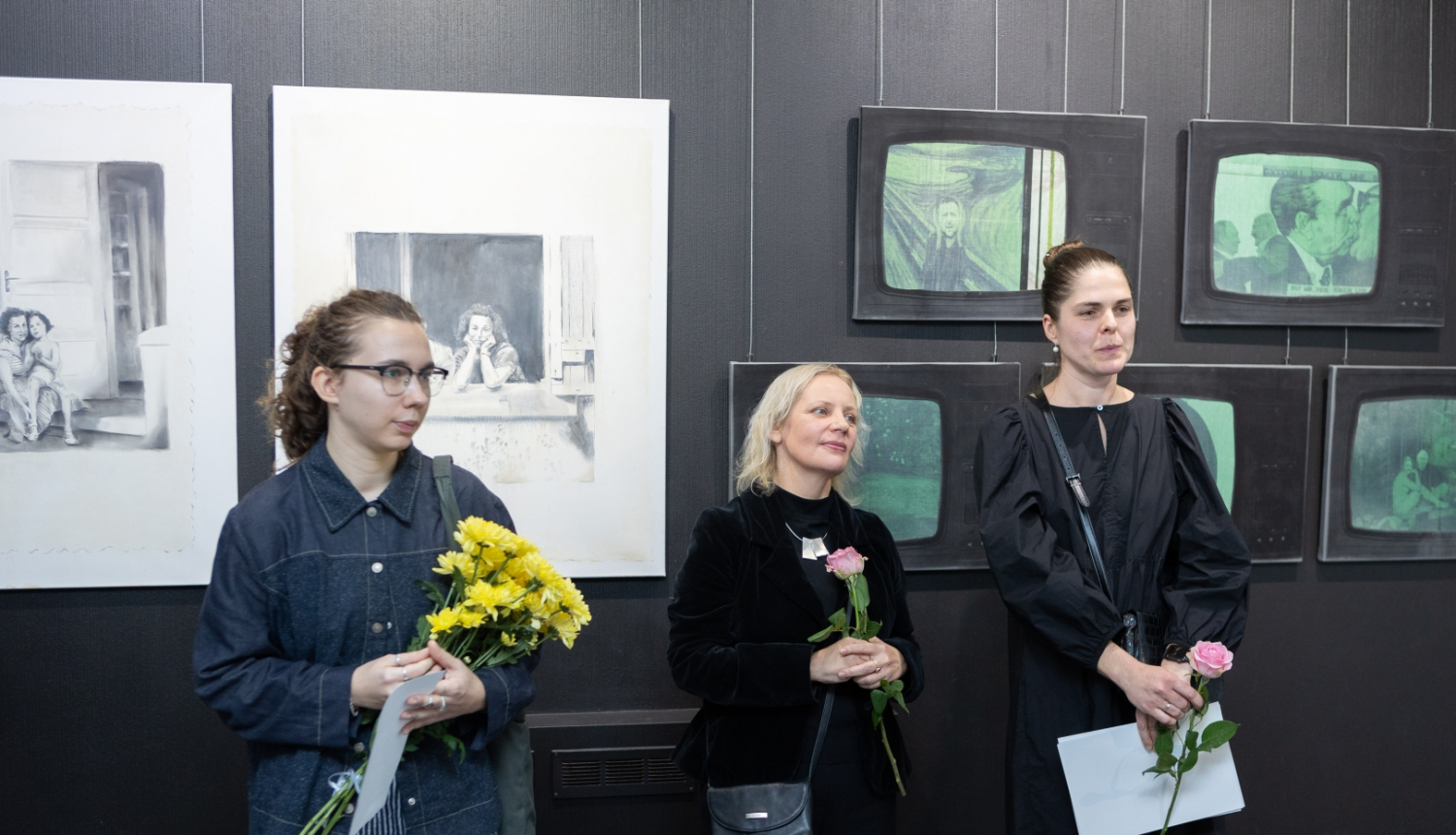 2024. gada konkursizstādes "Cik vērts?" galvenās balvas laureāte māksliniece Alise Builevica, žūrijas komisijas priekšsēdētāja mākslas zinātniece Baiba Guste  un žūrijas komisijas locekle gleznotāja Madara Neikena.