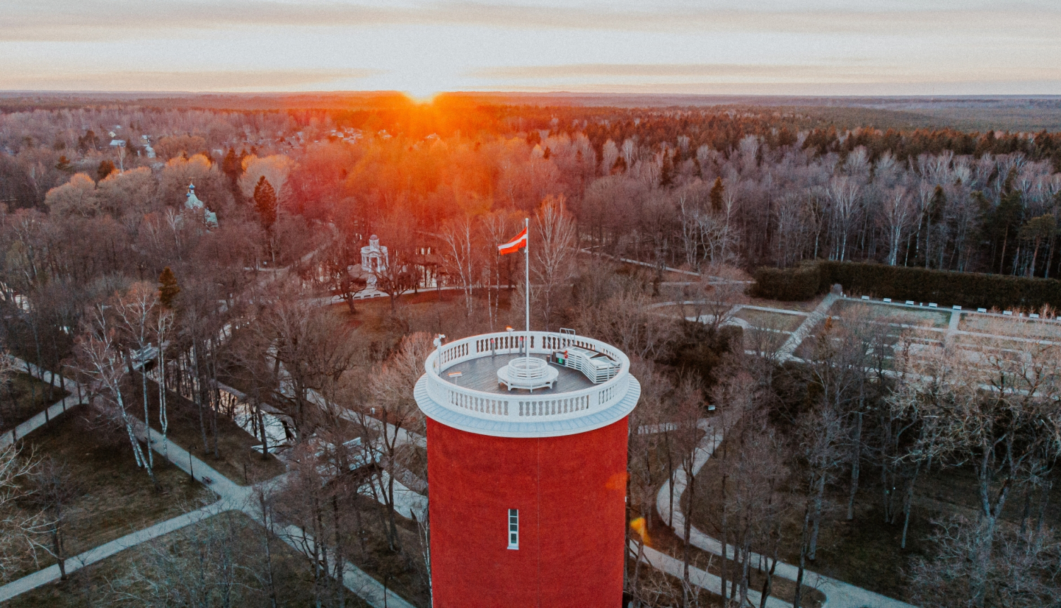 Latvijas karogs Ķemeru ūdenstornī